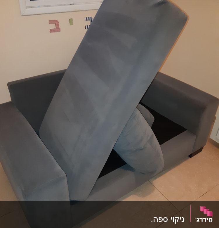 כריות ספה אפורה מונחות לניקוי על הרצפה